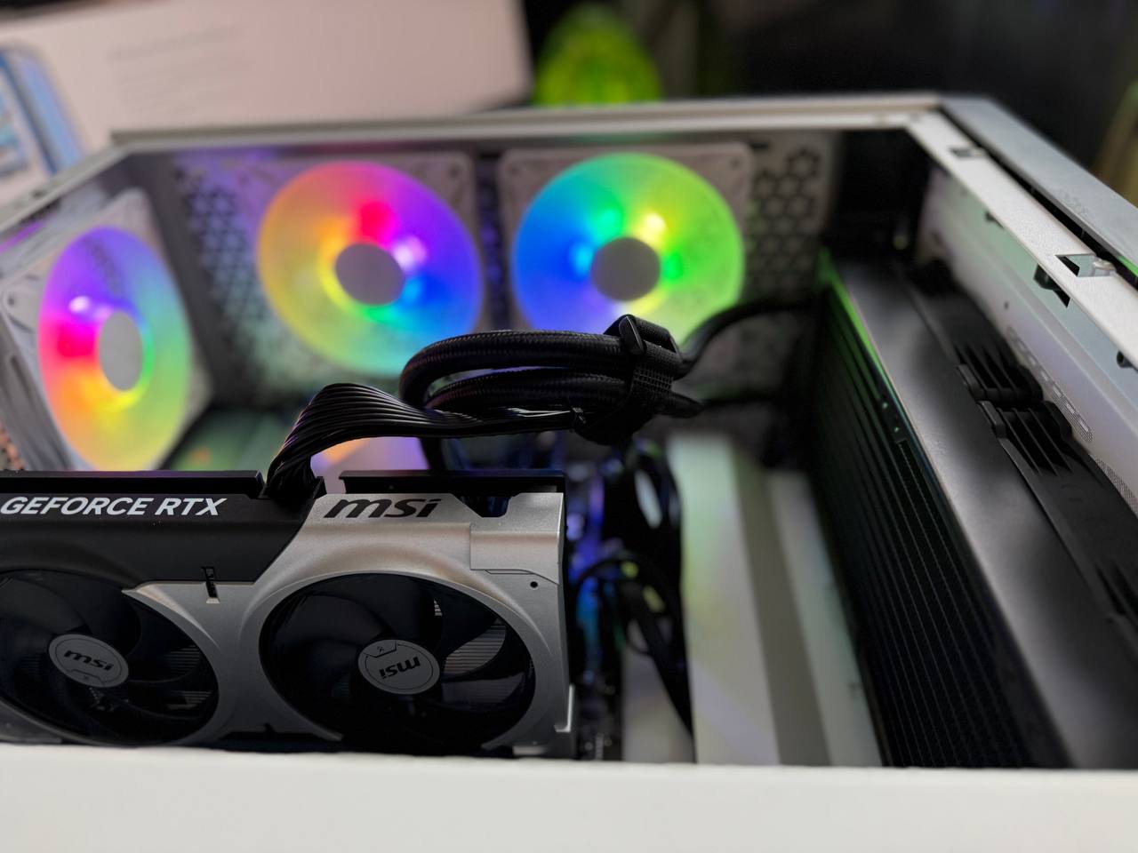 14-Tuumaline Vesijahutusega Mänguriarvuti, GeForce RTX 5060 Ti