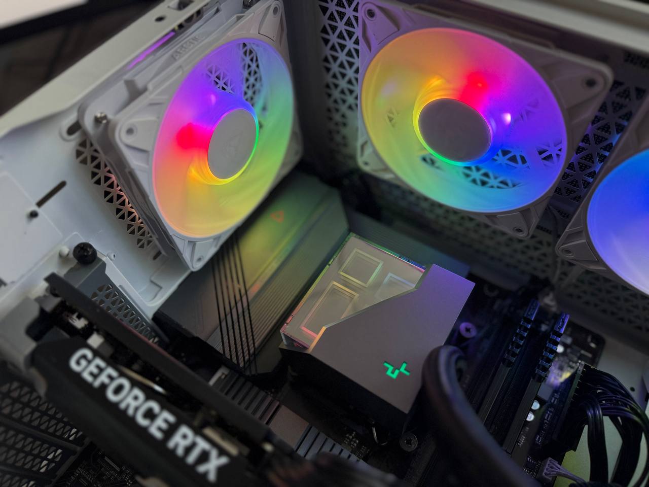 14-Tuumaline Vesijahutusega Mänguriarvuti, GeForce RTX 5060 Ti